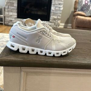 Women’s Oncloud 5 Pearl white shoes Sz 8.5